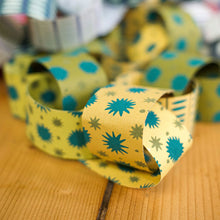 Load image into Gallery viewer, Paper Chain Green
